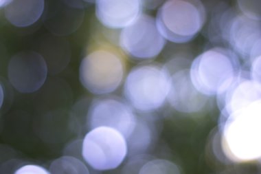 Yeşil arkaplanda soyut parlayan ışık