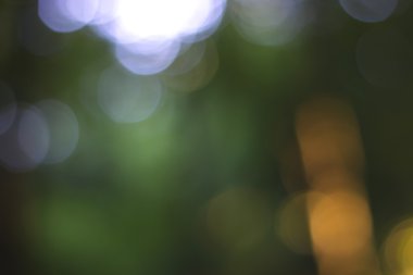 Yeşil arkaplanda soyut parlayan ışık