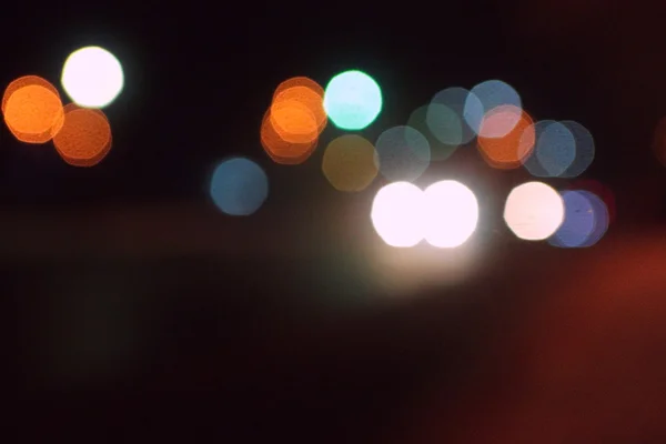夜の街の抽象的なボケ味の背景 — ストック写真
