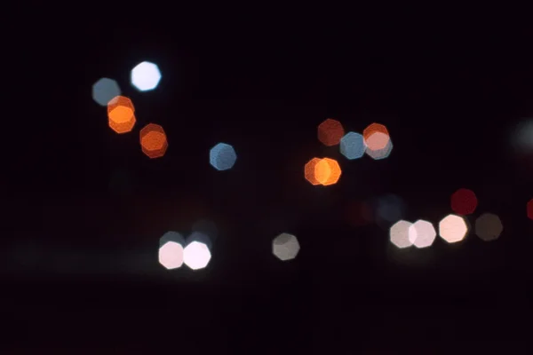 夜の街の抽象的なボケ味の背景 — ストック写真
