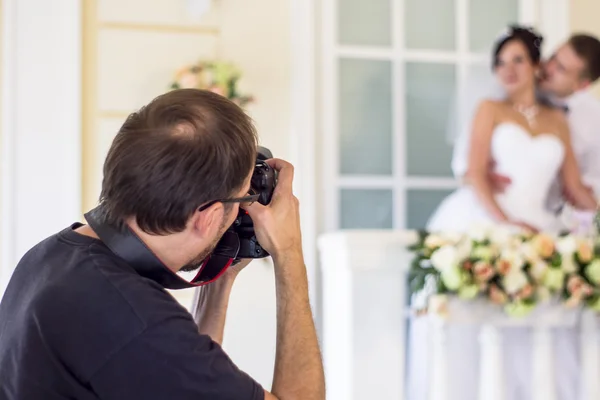 Pareja de boda acaba de casarse —  Fotos de Stock