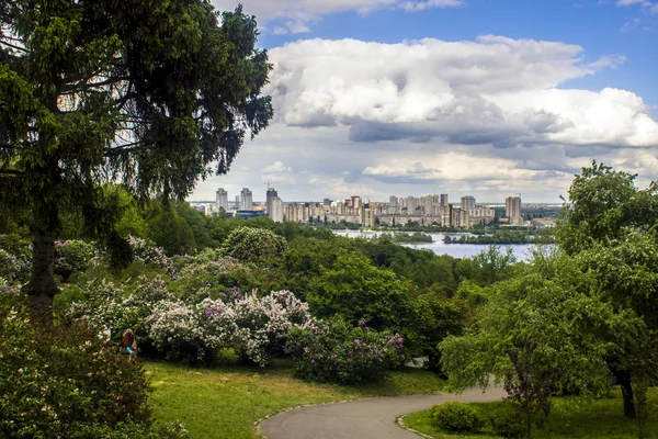Panorama of the city of Kiev. Ukraine. View of the monastery Vydubitsky, left bank of the Dnieper River and the modern part of town. Kyiv. — Stock Photo, Image