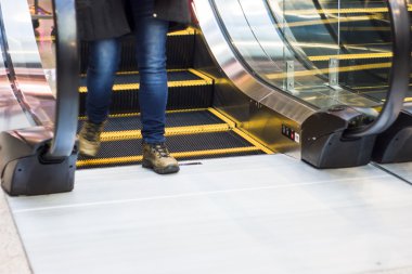 modern alışveriş merkezinde geçirerek alışveriş