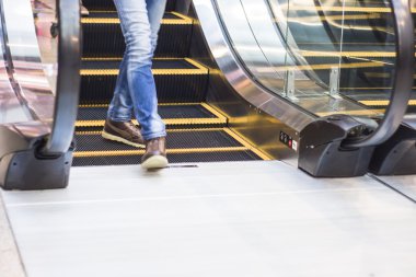 modern alışveriş merkezinde geçirerek alışveriş