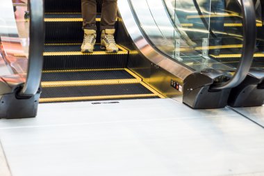 modern alışveriş merkezinde geçirerek alışveriş