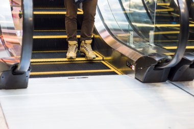 modern alışveriş merkezinde geçirerek alışveriş