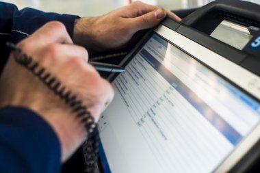 Otomobil tamir servisinde çalışan profesyonel araba tamircisi..