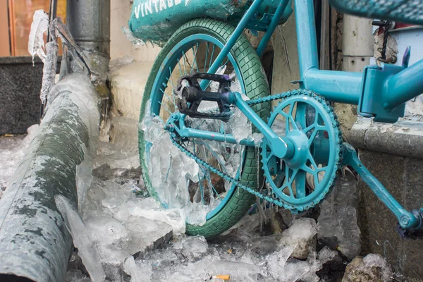 Jégcsapok jég kék pillantást alakult a kerékpár parkoló. — Stock Fotó