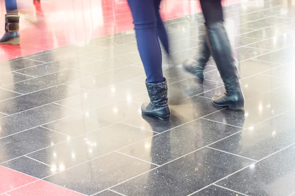 Compradores que passam no moderno centro comercial — Fotografia de Stock