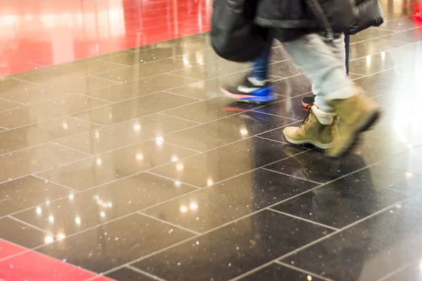 Compradores que passam no moderno centro comercial — Fotografia de Stock