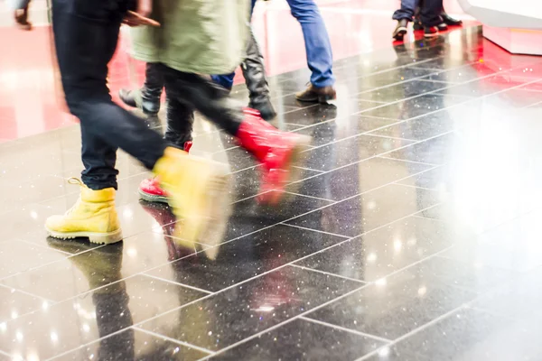 Compradores que passam no moderno centro comercial — Fotografia de Stock