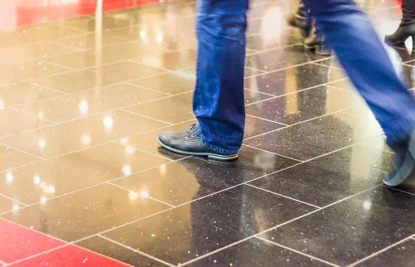 Compradores que passam no moderno centro comercial — Fotografia de Stock