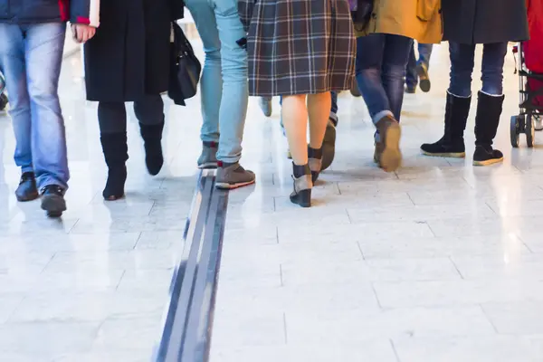 Compradores que passam no moderno centro comercial — Fotografia de Stock