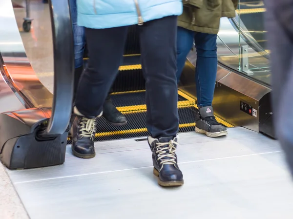 Compradores que passam no moderno centro comercial — Fotografia de Stock