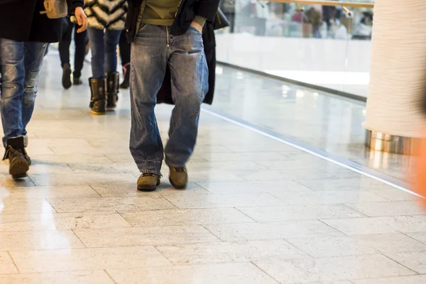Compradores que passam no moderno centro comercial — Fotografia de Stock