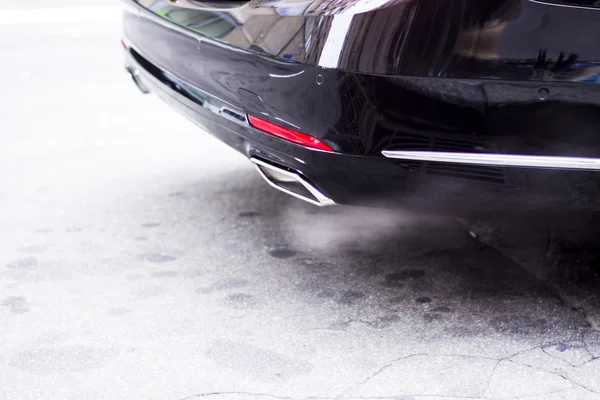 Arabanın egzoz borusundan çıkan yanma dumanı.