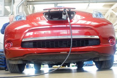 Elektrikli bir araba, pil şarj