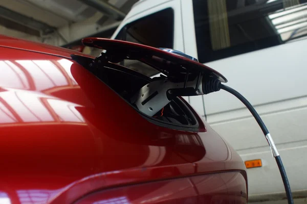 Charging battery of an electric car — Stock Photo, Image