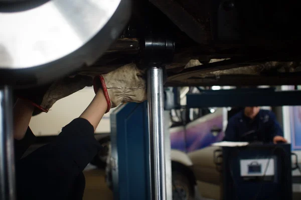 Händer bilmekaniker i auto reparation service — Stockfoto