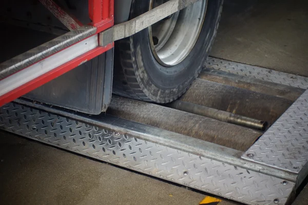 Fahrzeug, während der Rollenbremsprüfstand — Stockfoto