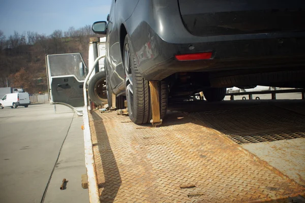 Nieuwe auto vervoerd — Stockfoto