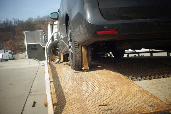 Nieuwe auto vervoerd — Stockfoto