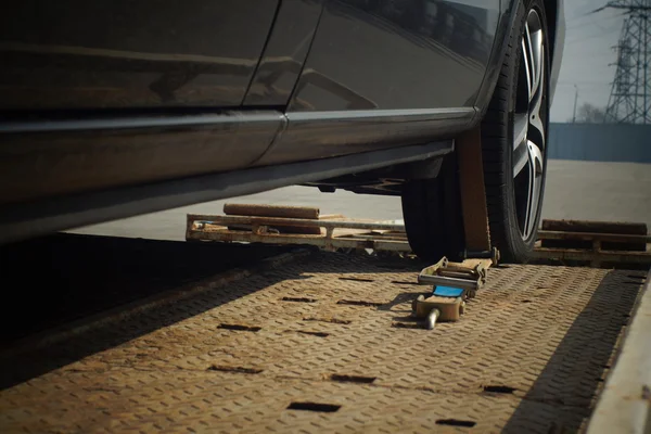 Nuevo coche transportado — Foto de Stock