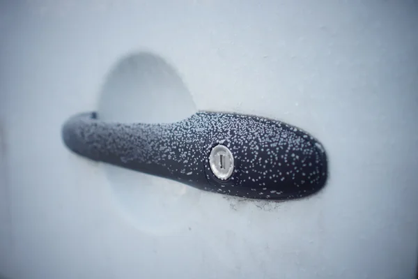 Donmuş araba kapı closeup, buz kristalleri, kilit sıkışmış