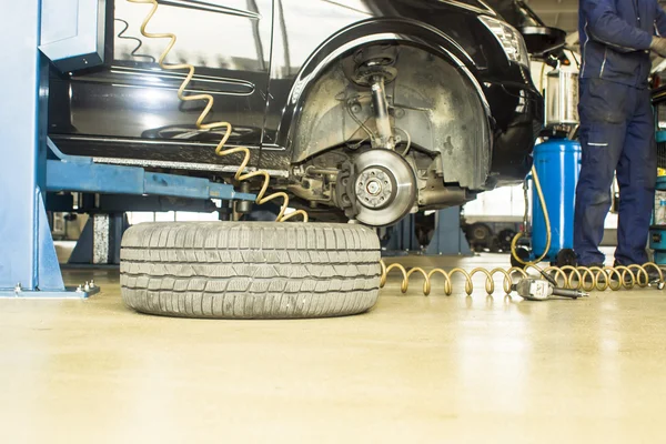 Het beeld van de auto in reparatie — Stockfoto