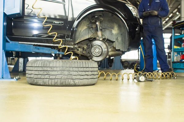 Het beeld van de auto in reparatie — Stockfoto