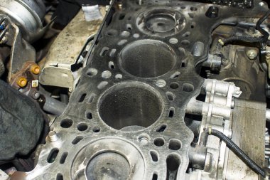 Mekanik el motoru tamir ederken anahtar ile fındık sıkın