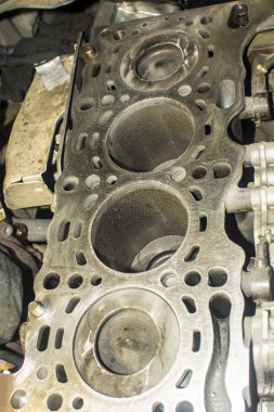 Mekanik el motoru tamir ederken anahtar ile fındık sıkın