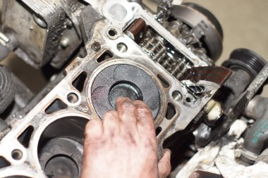 Mekanik el motoru tamir ederken anahtar ile fındık sıkın