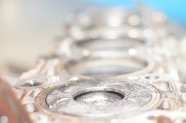 Mekanik el motoru tamir ederken anahtar ile fındık sıkın