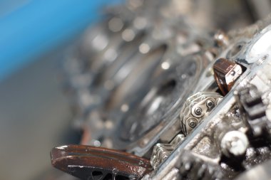 Mekanik el motoru tamir ederken anahtar ile fındık sıkın