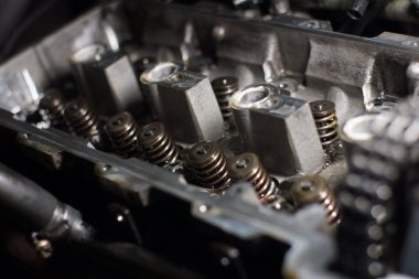 Mekanik el motoru tamir ederken anahtar ile fındık sıkın