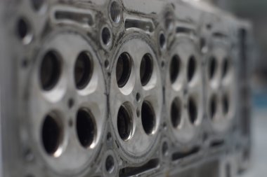 Mekanik el motoru tamir ederken anahtar ile fındık sıkın
