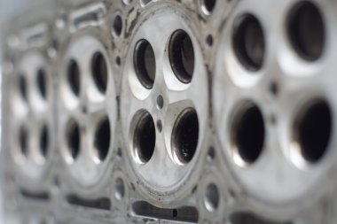 Mekanik el motoru tamir ederken anahtar ile fındık sıkın