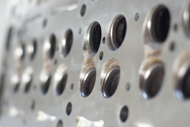 Mekanik el motoru tamir ederken anahtar ile fındık sıkın