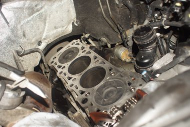 Mekanik el motoru tamir ederken anahtar ile fındık sıkın