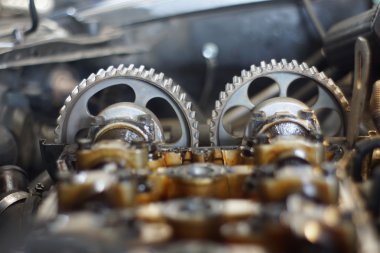 Mekanik el motoru tamir ederken anahtar ile fındık sıkın