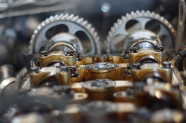 Mekanik el motoru tamir ederken anahtar ile fındık sıkın