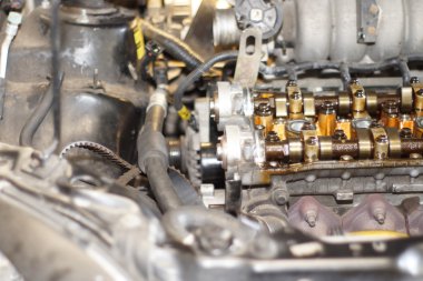 Mekanik el motoru tamir ederken anahtar ile fındık sıkın