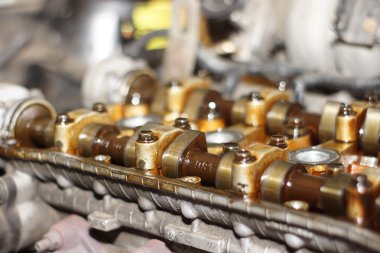 Mekanik el motoru tamir ederken anahtar ile fındık sıkın