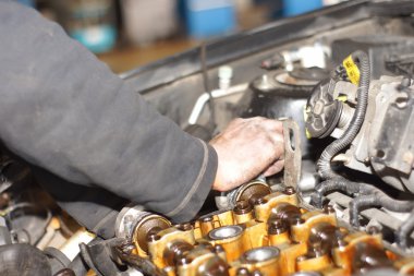 kirli araba mekanik el araba otomobil de inceleyerek tamir servis istasyonu