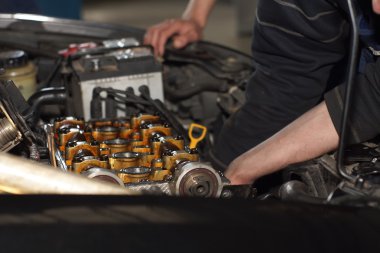 Mekanik el motoru tamir ederken anahtar ile fındık sıkın