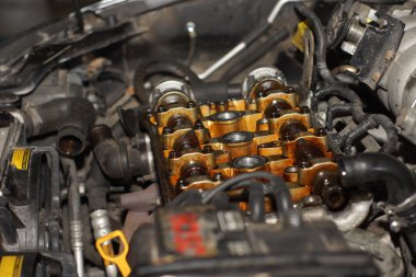 Mekanik el motoru tamir ederken anahtar ile fındık sıkın