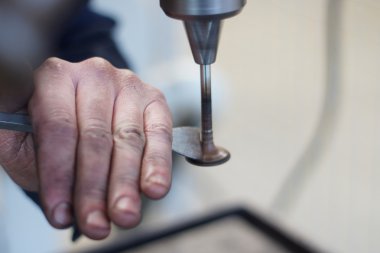 Makinist araba tamir Vana motoru geri yükler.