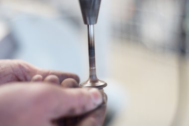 Makinist araba tamir Vana motoru geri yükler.