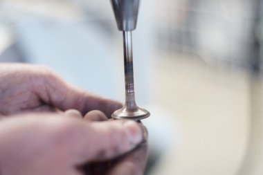 Makinist araba tamir Vana motoru geri yükler.